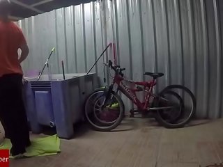 Engrasando la bicicleta y el coño de la gorda grabado menipu cámara oculta gui030