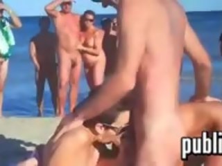 Swingers mający zabawa w za plaża na za tłum